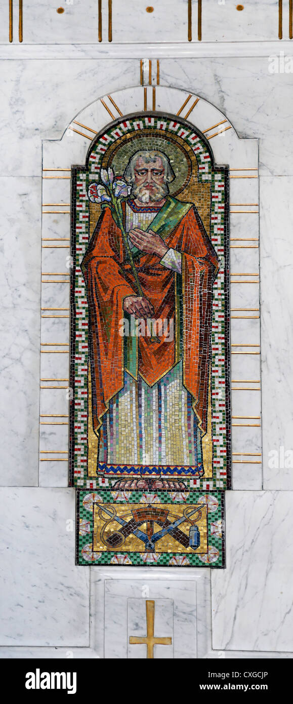 Surrey Angleterre Sutton église Notre Dame du Rosaire Mosaïque de Saint Joseph tenant un bâton fait avec Lillies Banque D'Images Surrey Angleterre Sutton église Notre Dame du Rosaire Mosaïque de Saint Joseph tenant un bâton fait avec Lillies Banque D'Images