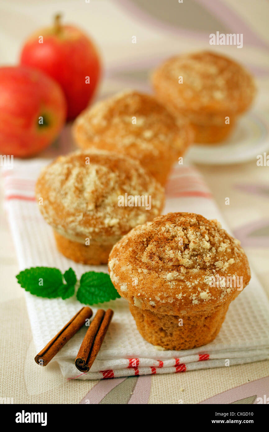 Muffins aux pommes et cannelle. Recette disponible. Banque D'Images
