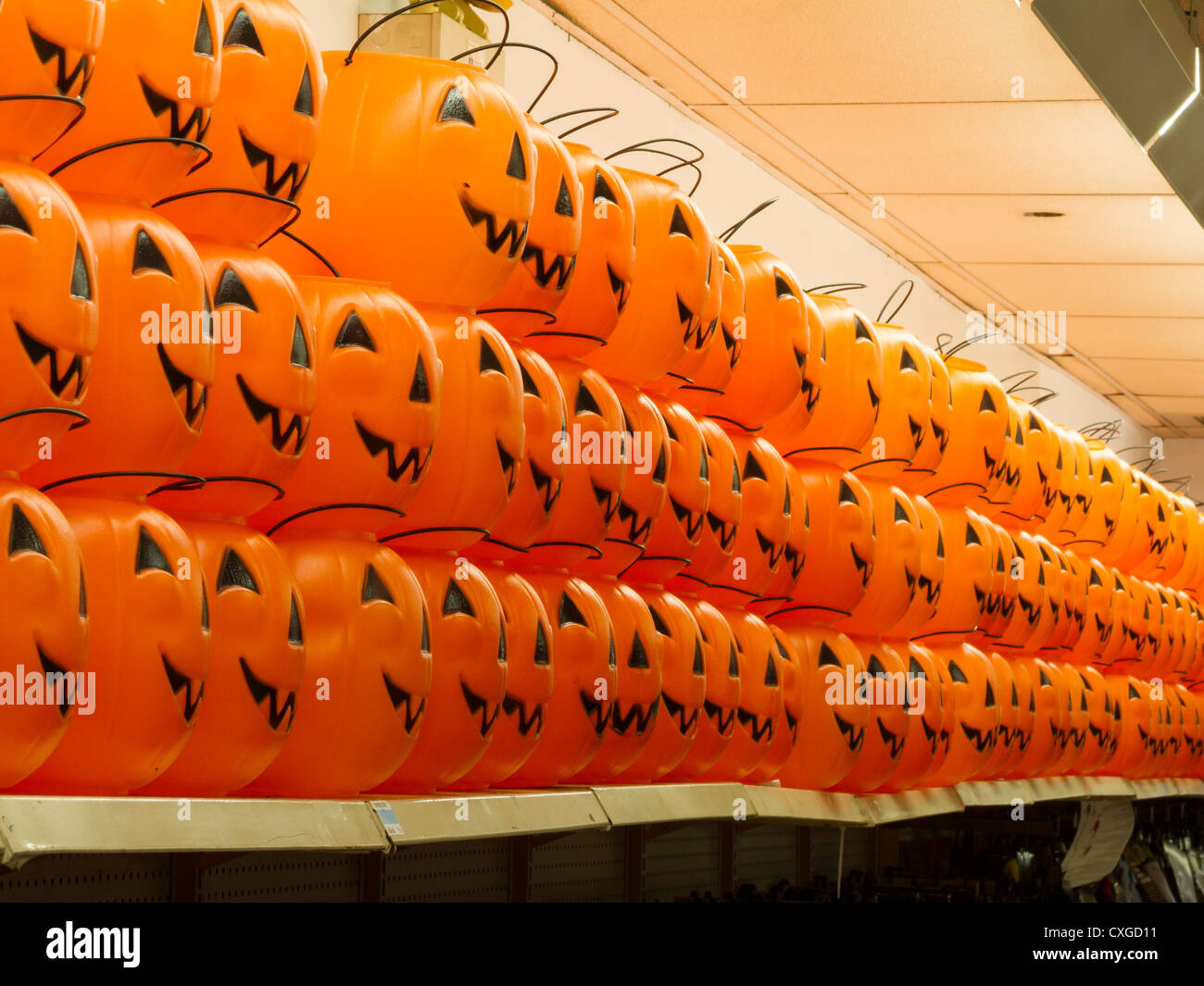 Affichage de Halloween Jack O Lanterns 'Trick or Treat' seaux, USA Banque D'Images