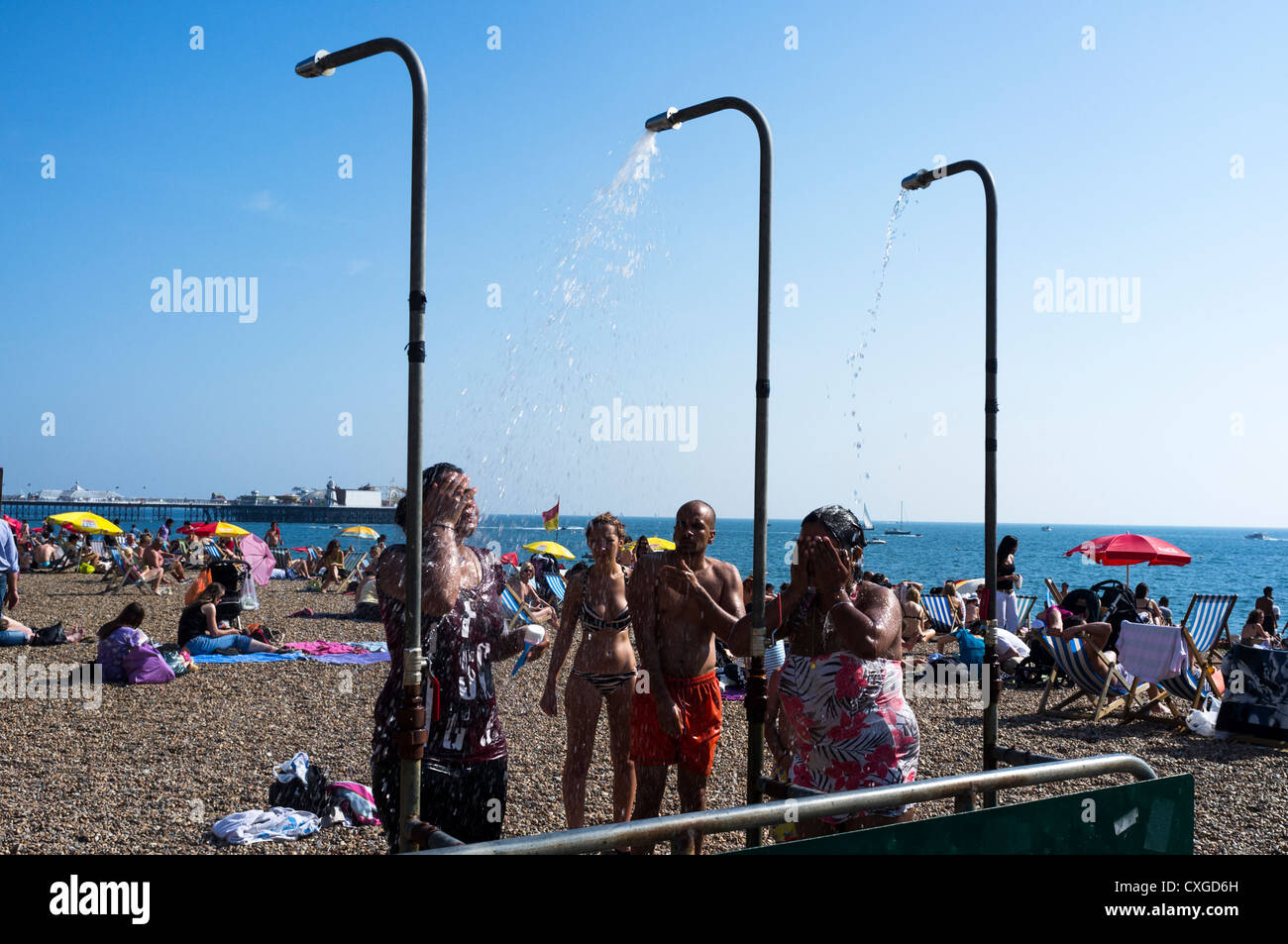 La douche sur la plage de Brighton Banque D'Images