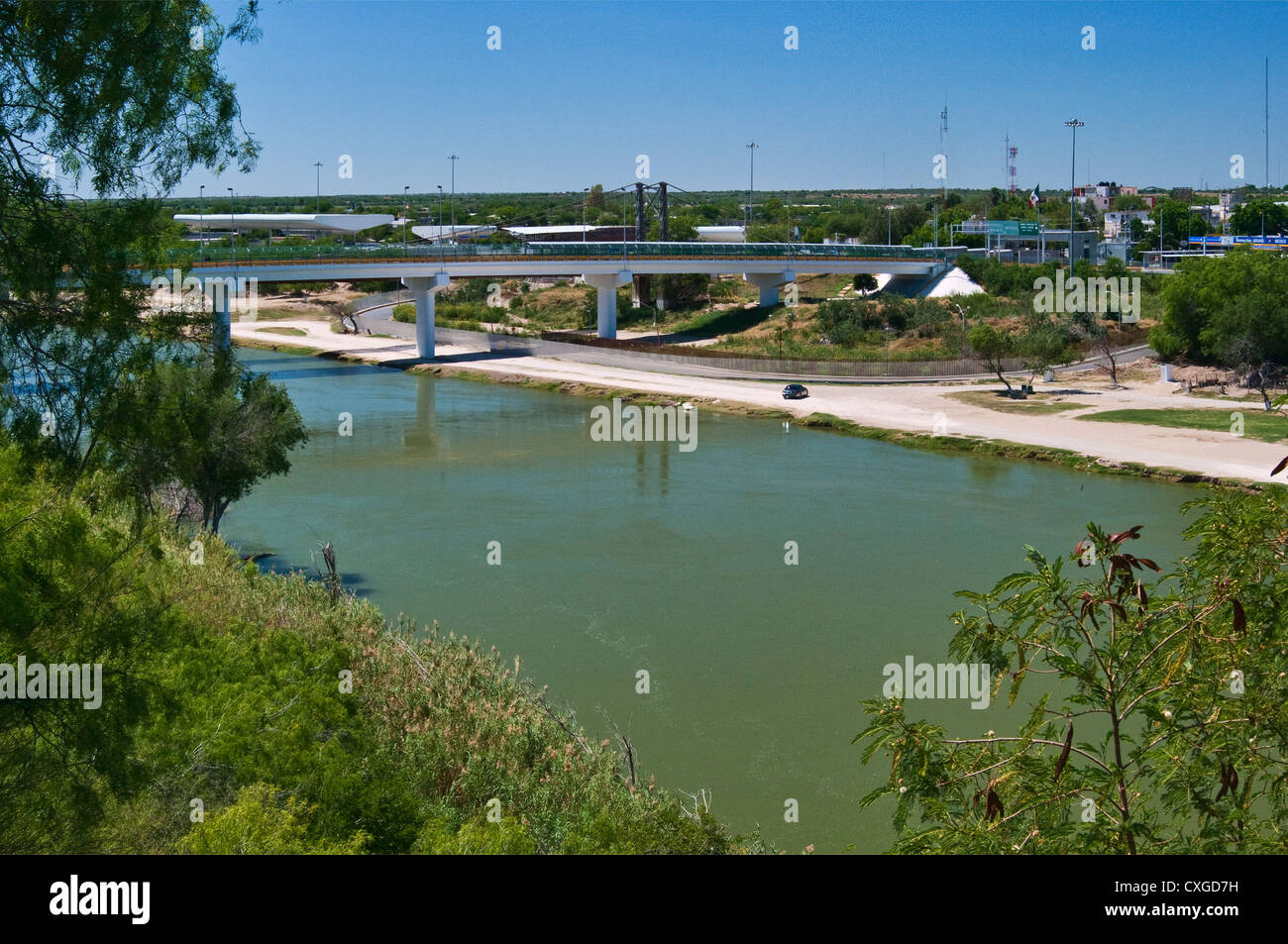 Pont sur le Rio Grande, frontière Ciudad Miguel Aleman, Mexique, vue à partir de la Roma Bluffs Observation Deck, Roma, Texas USA Banque D'Images