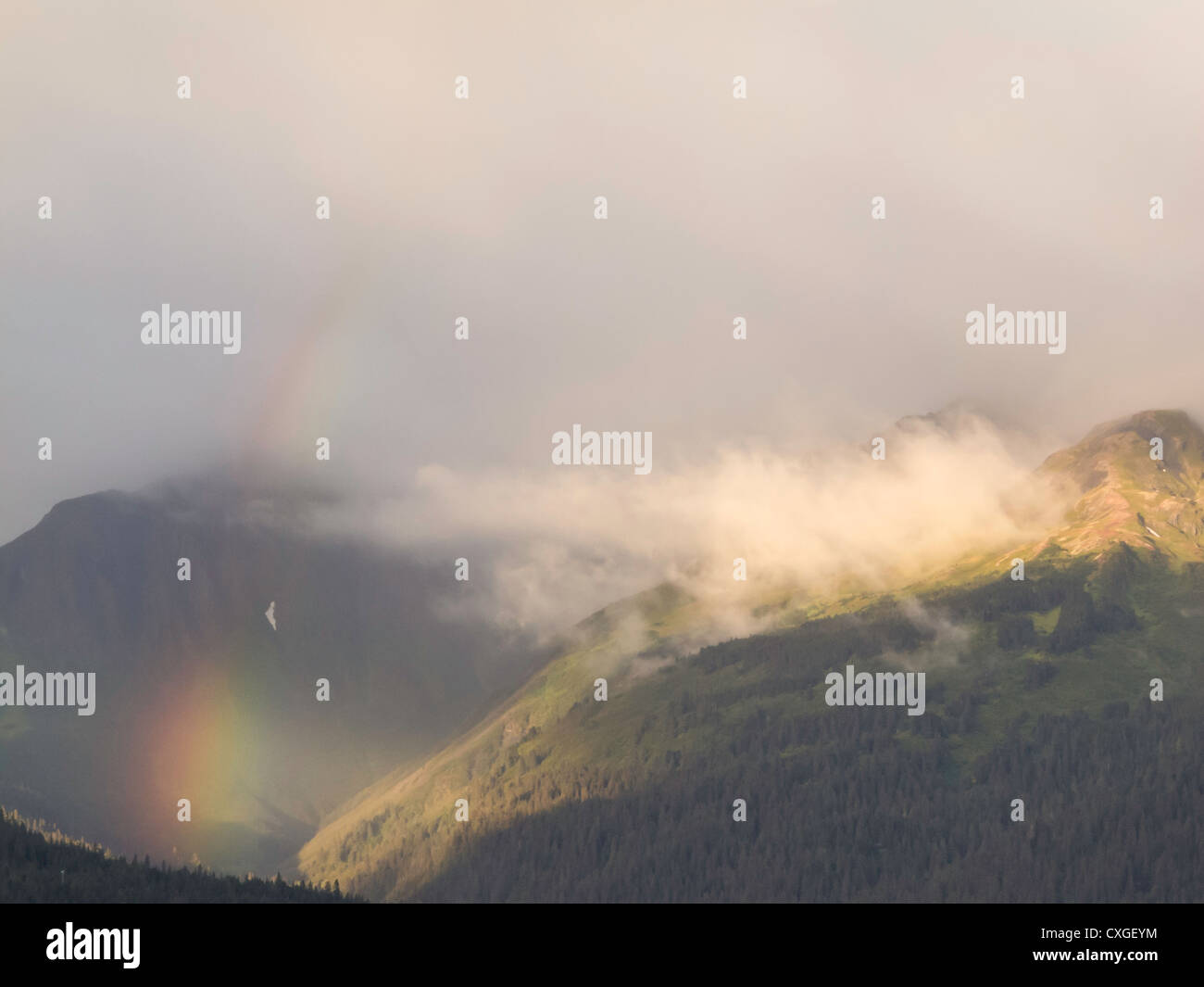 Collecte et de nuages Arc-en-ciel sur les montagnes Kenai, Seward, AK, États-Unis Banque D'Images