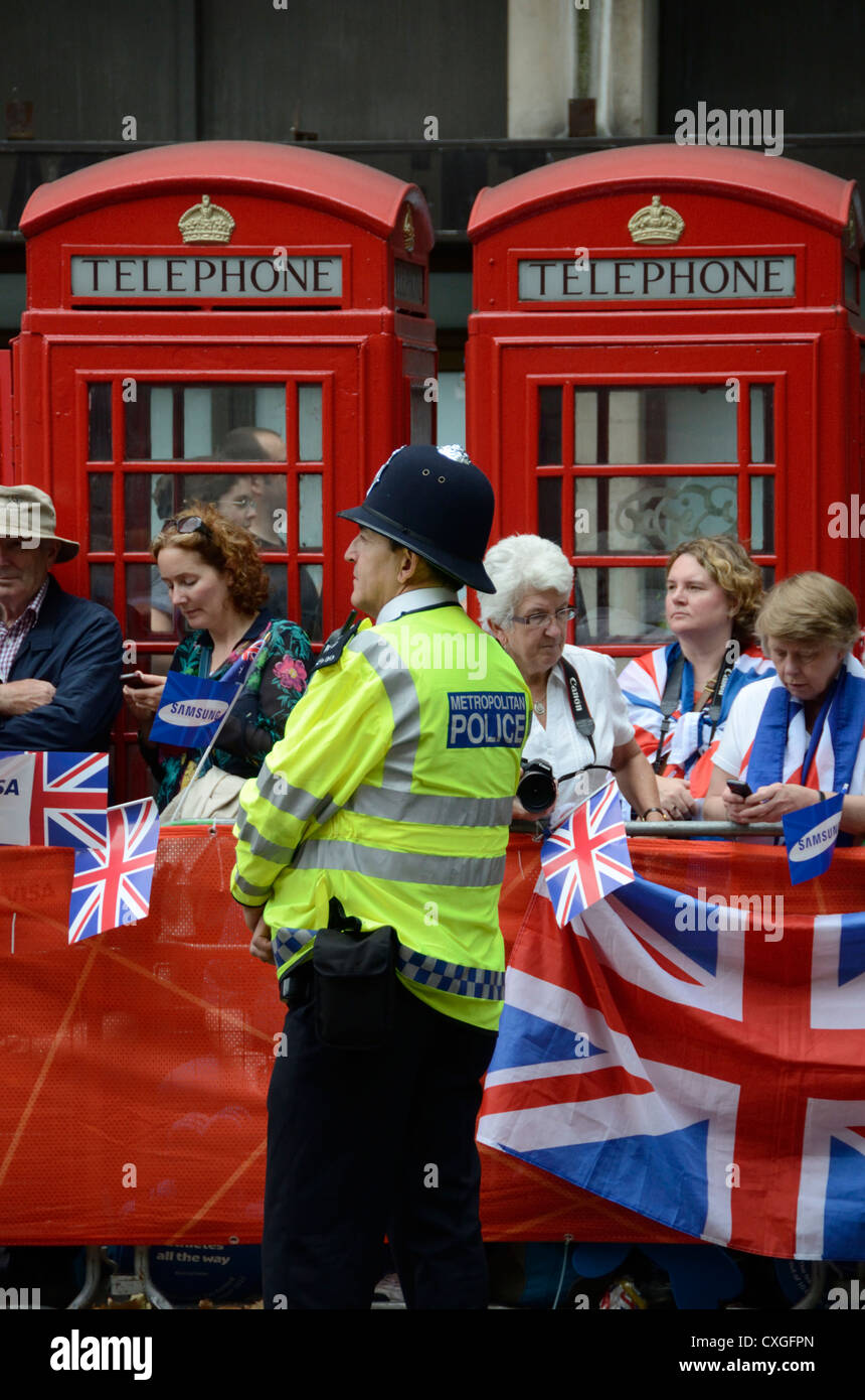 Un policier en foule pendant la London 2012 défilé des athlètes. Banque D'Images