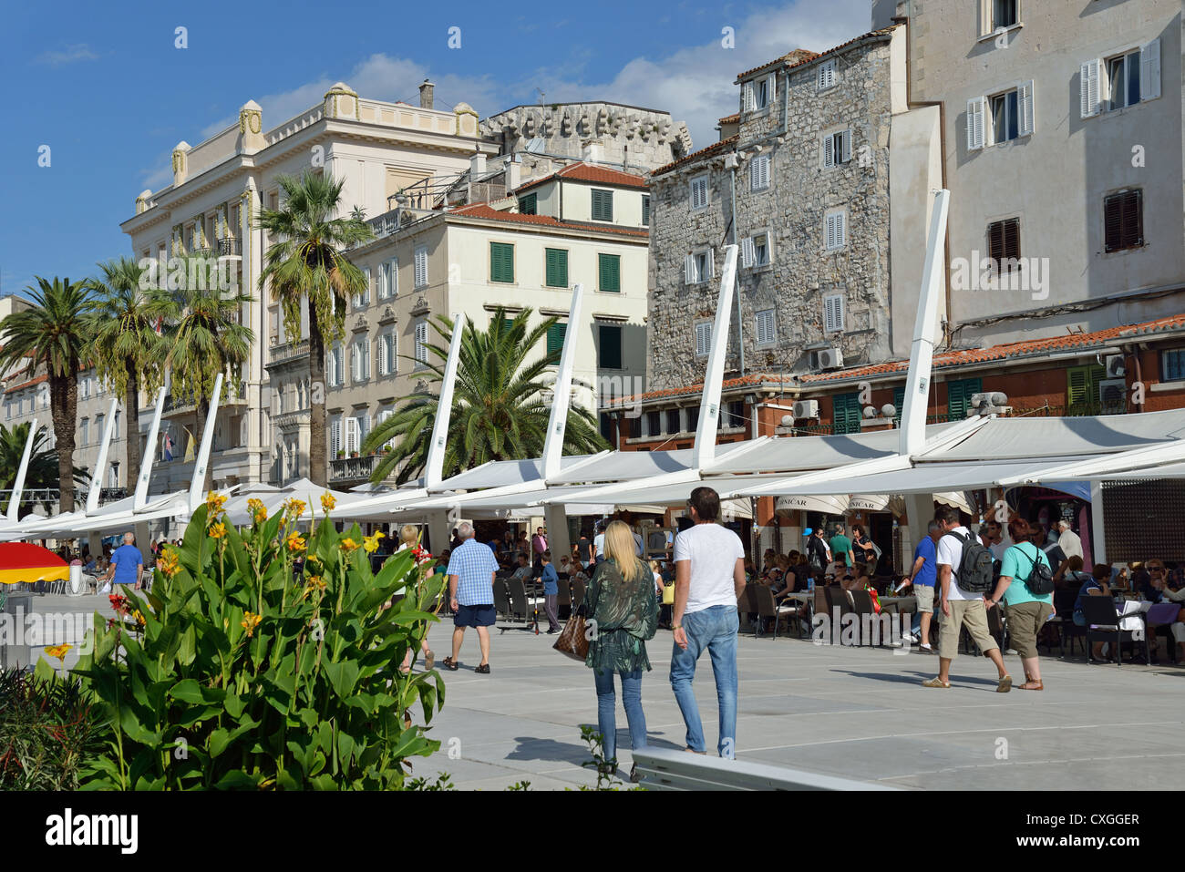 Promenade en plein air sur le front de mer restaurants Riva, Split, Croatie, comté de Split-Dalmatie Banque D'Images