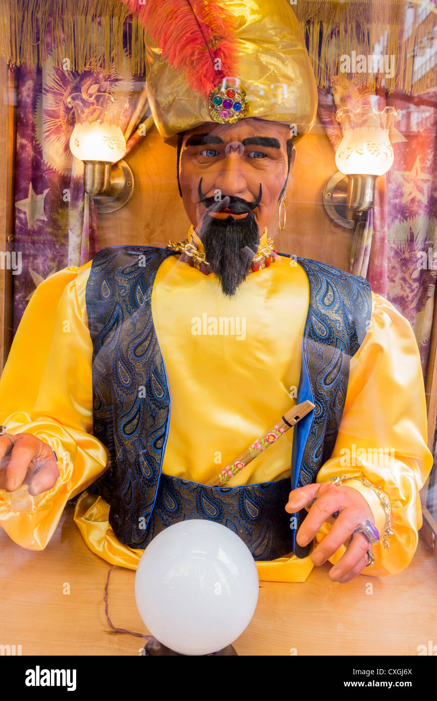 Faux Zoltar Fortune Teller avec Crystal Ball Banque D'Images