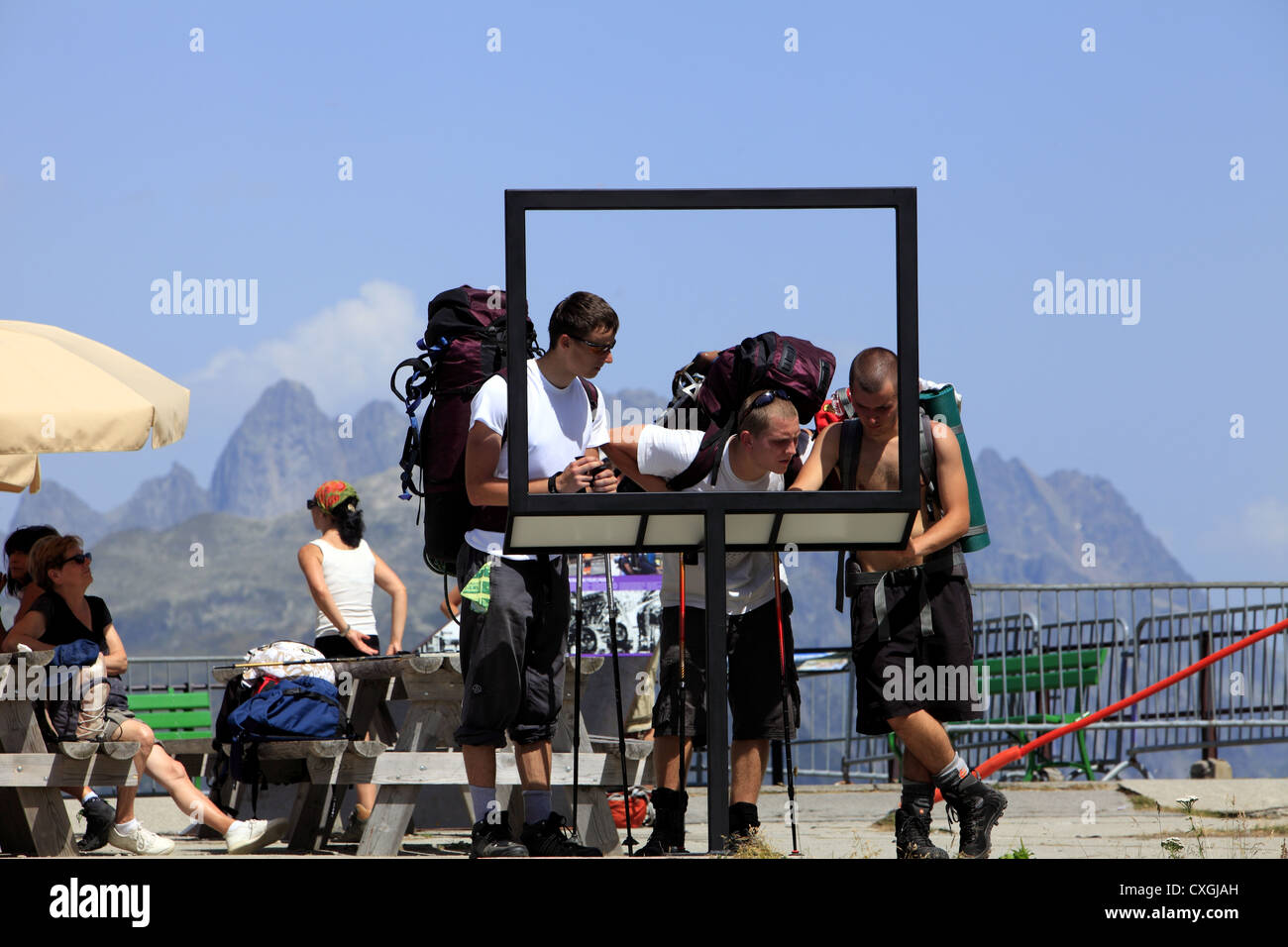 Les randonneurs sur le train à crémaillère du Fayet, Mont Lachat. Massif du Mont Blanc. Saint Gervais Les Bains, France. Banque D'Images
