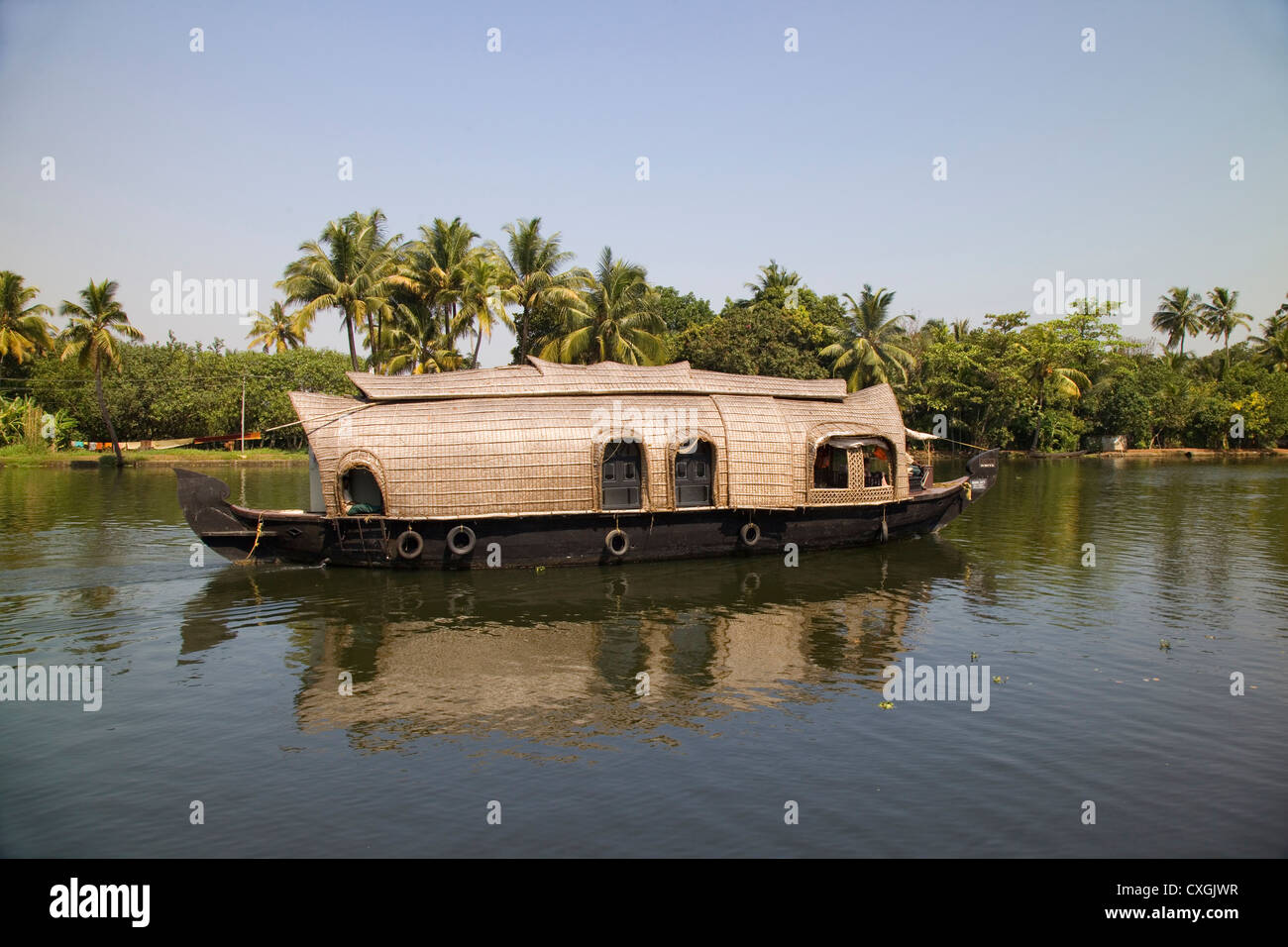 Maison traditionnelle de la voile le long du canal dans les backwaters près de Alleppey, Kerala, Inde. Banque D'Images