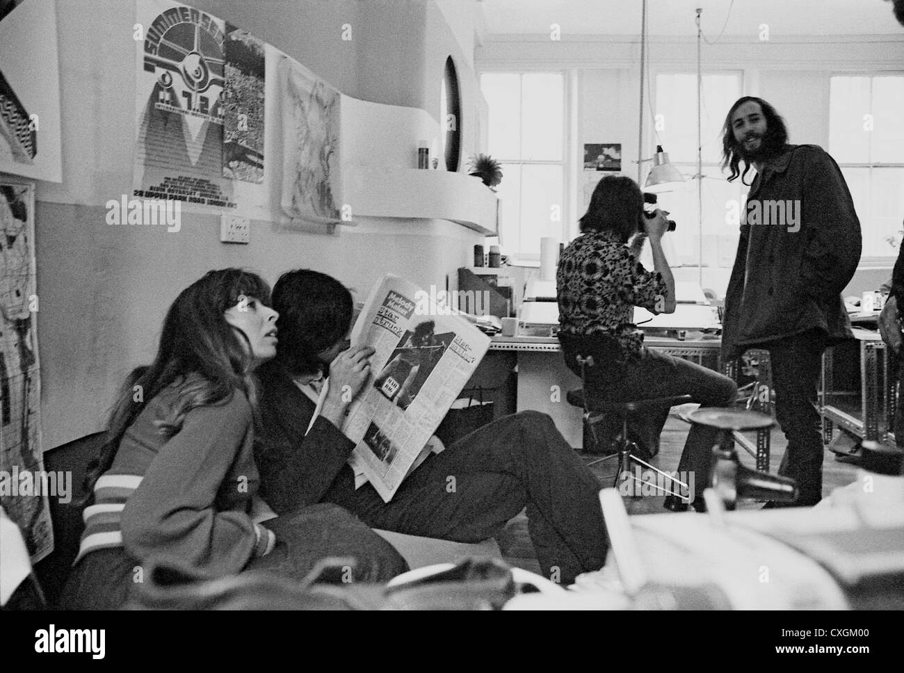 Personnes dans l'intérieur du bureau Archigram Architects au 53 Endell Street, Londres, WC2, Angleterre Royaume-Uni Grande-Bretagne 1972 KATHY DEWITT Banque D'Images Personnes dans l'intérieur du bureau Archigram Architects au 53 Endell Street, Londres, WC2, Angleterre Royaume-Uni Grande-Bretagne 1972 KATHY DEWITT Banque D'Images
