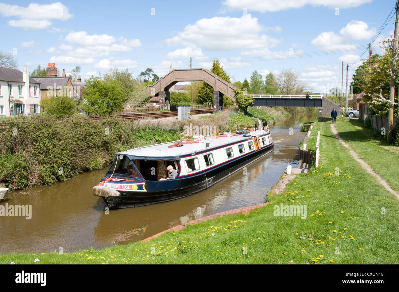 Bateau Hôtel à Little Bedwyn sur le canal Kennet et Avon Banque D'Images