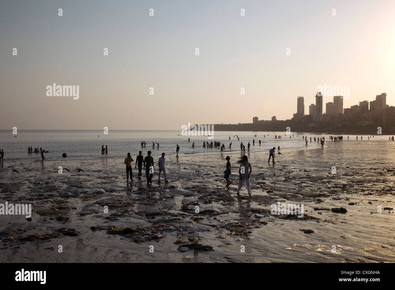 Coucher du soleil sur la plage de Chowpatty, Mumbai, Inde. Banque D'Images