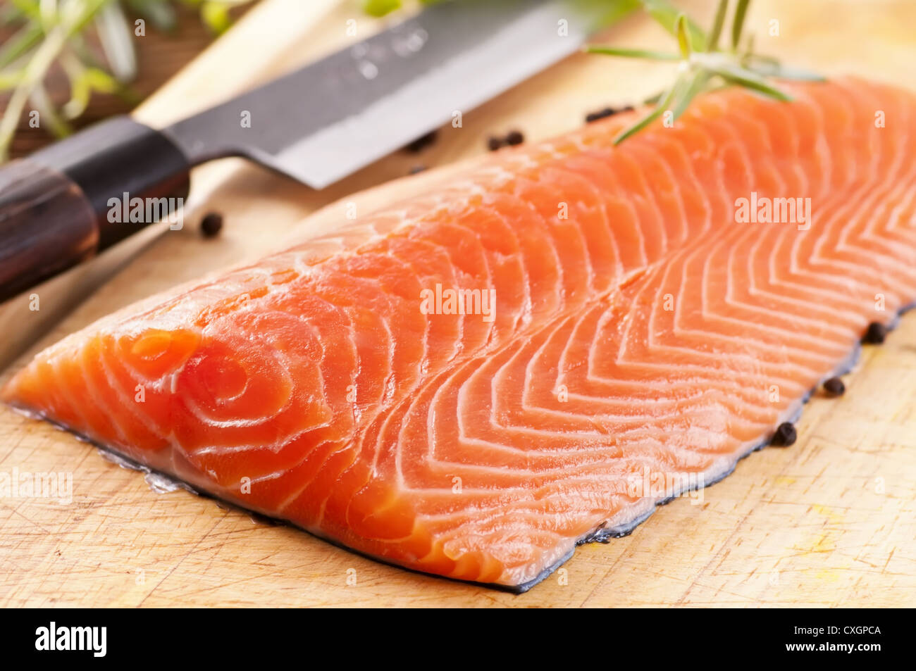 Filet de saumon sur une planche en bois Banque D'Images