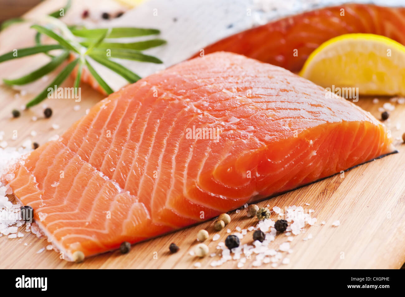 Le saumon frais sur une planche en bois Banque D'Images