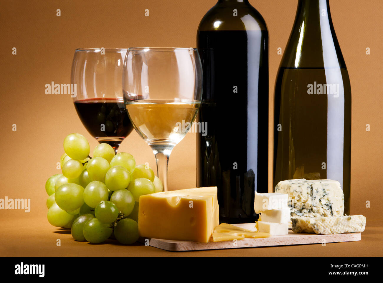 Vin rouge et blanc avec différentes sortes de fromage Banque D'Images