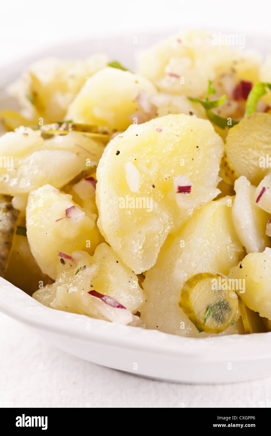 Salade de pommes de terre allemande avec concombres Banque D'Images