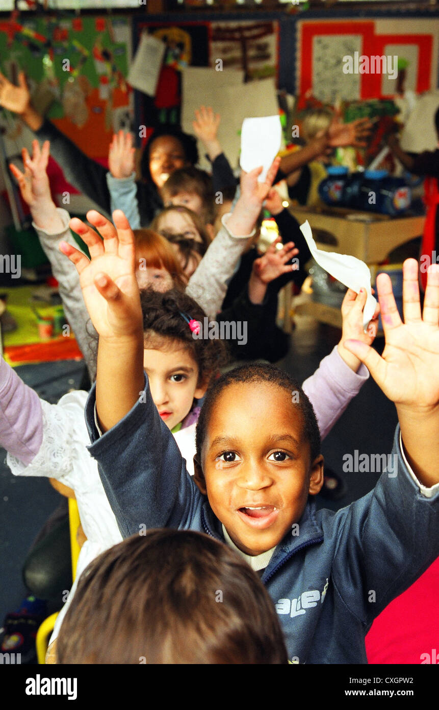 Lecture des enfants avec l'enseignant en école maternelle Banque D'Images