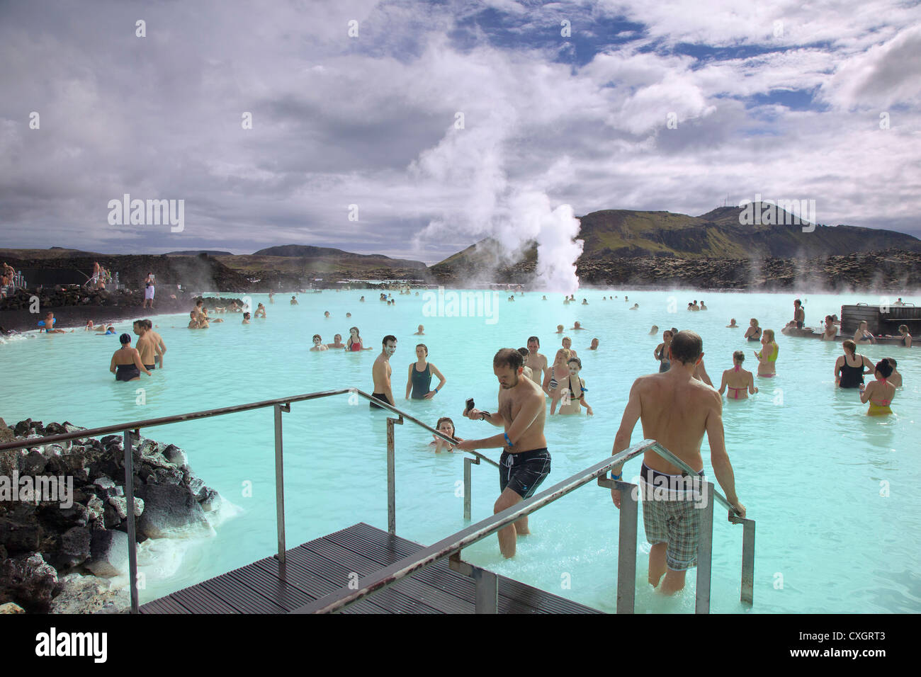 Les gens se baigner dans les eaux relaxantes du Blue Lagoon, Grindavik, au sud-ouest de l'Islande Banque D'Images Les gens se baigner dans les eaux relaxantes du Blue Lagoon, Grindavik, au sud-ouest de l'Islande Banque D'Images