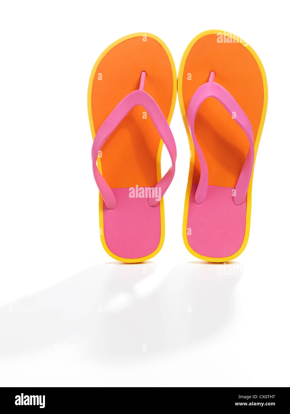 Paire de tongs orange isolé sur fond blanc Banque D'Images