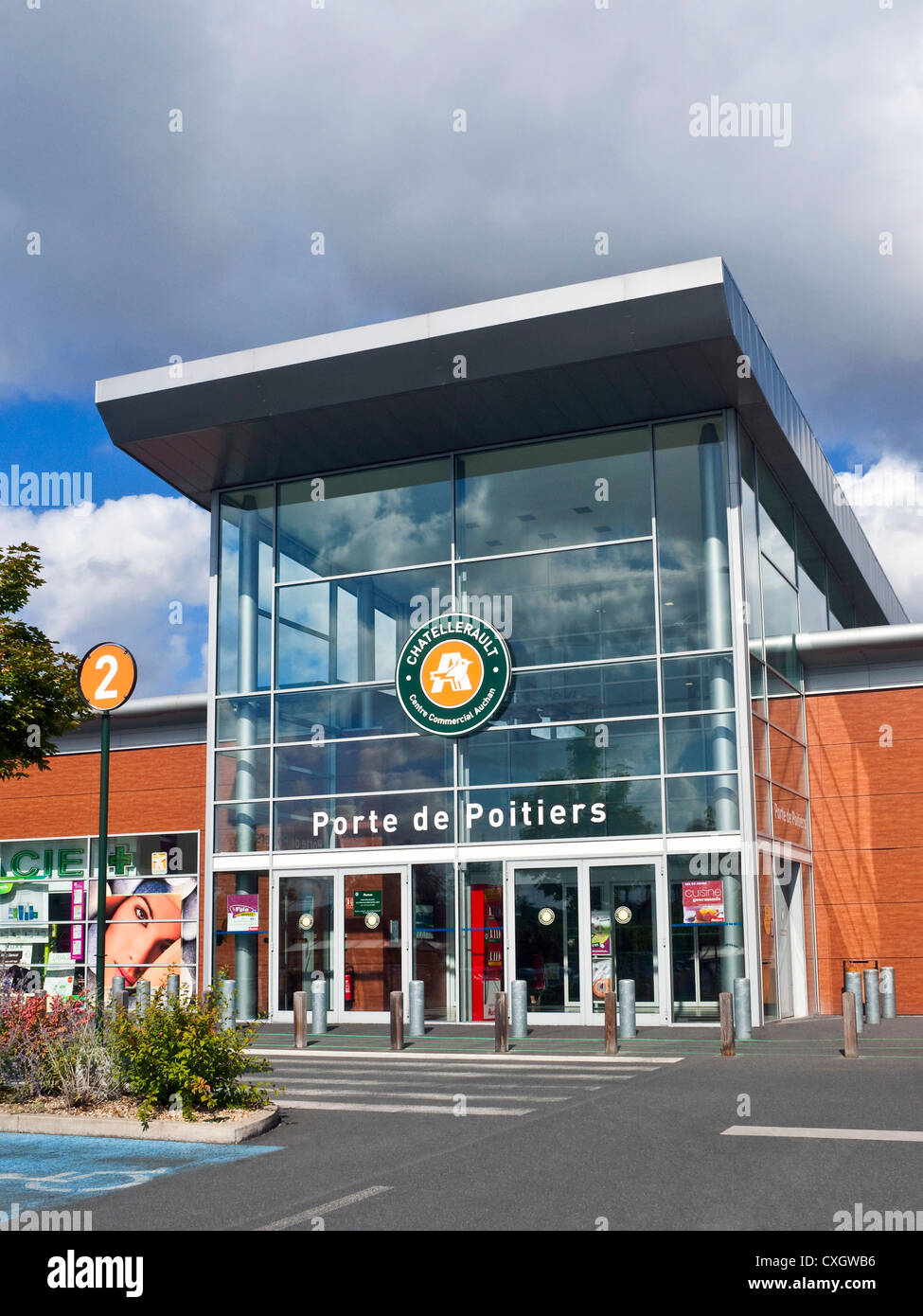 Entrée du supermarché auchan Banque de photographies et d'images à haute  résolution - Alamy