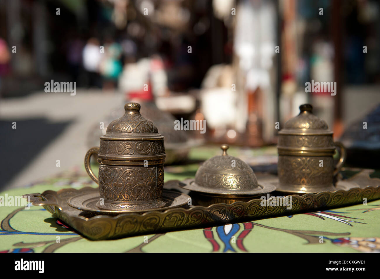 Service à thé en laiton orné vendu par un vendeur d'antiquités dans la vieille ville d'Ankara, capitale de la Turquie Banque D'Images