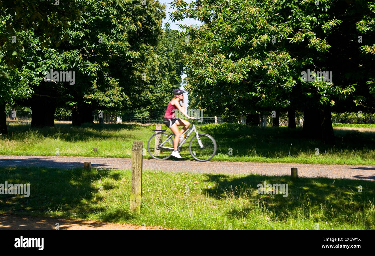 Cycliste en passant en face de St Paul's Vista en 1 re année énumérés Richmond Park, Londres Angleterre Europe Banque D'Images