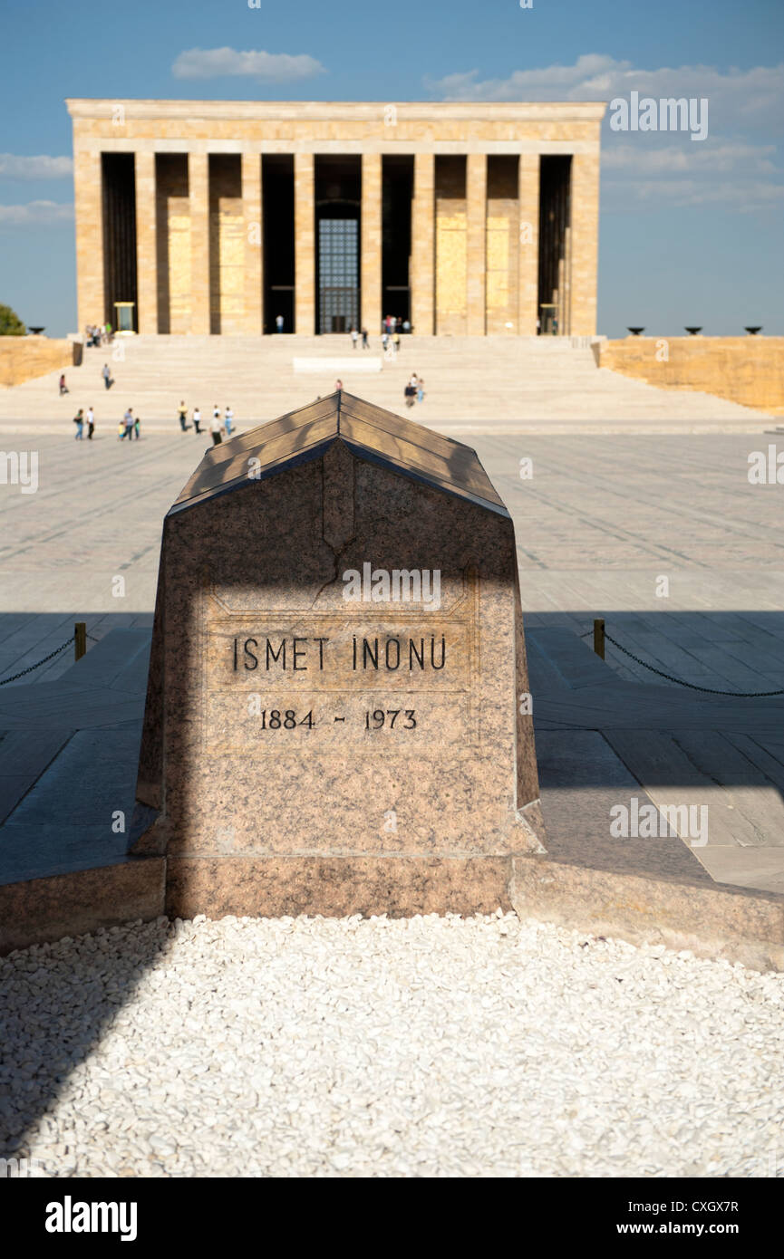 Cénotaphe du Général Ismet Inönü avec Anitkabir, le mausolée d'Atatürk, à Ankara, l'Anatolie Banque D'Images