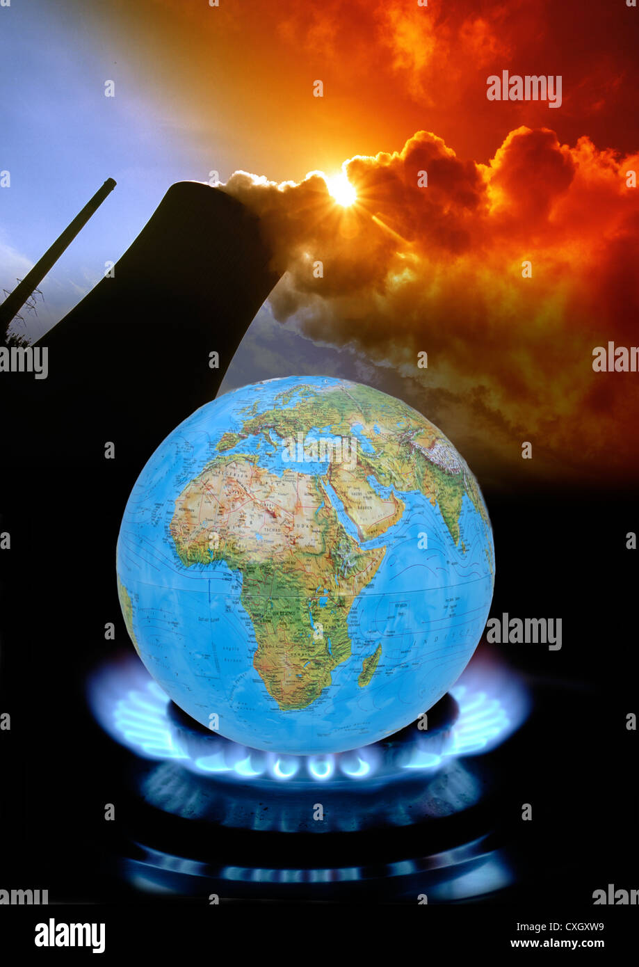 La terre en flammes et une centrale électrique au charbon comme symbole pour le chauffage global Banque D'Images