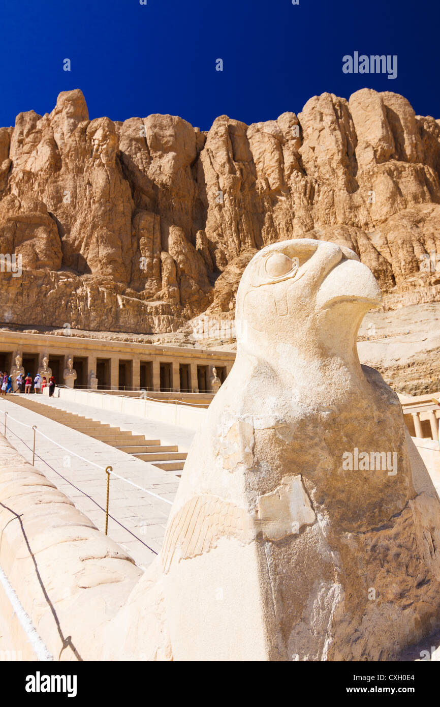 Deir el-Bahri, Hatchepsout Temple avec dieu faucon Horus statue en premier plan, Luxor, Egypte Banque D'Images