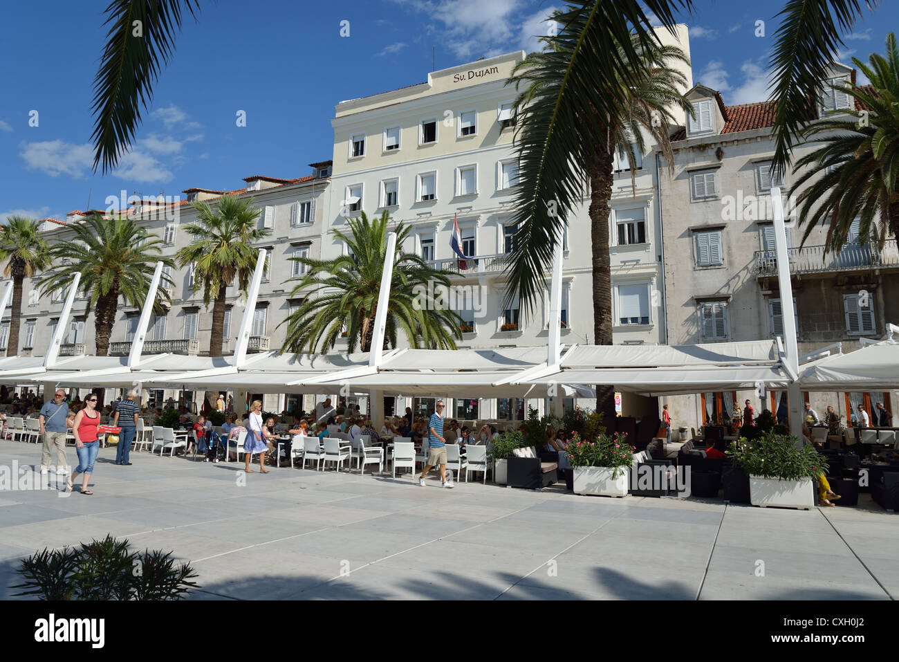 Promenade en plein air sur le front de mer restaurants Riva, Split, Croatie, comté de Split-Dalmatie Banque D'Images
