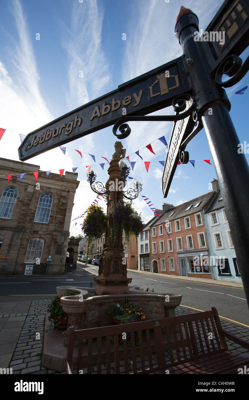 Ville de Jedburgh, Ecosse. La silhouette vue du Jubilé Fontaine à Place du marché. Banque D'Images