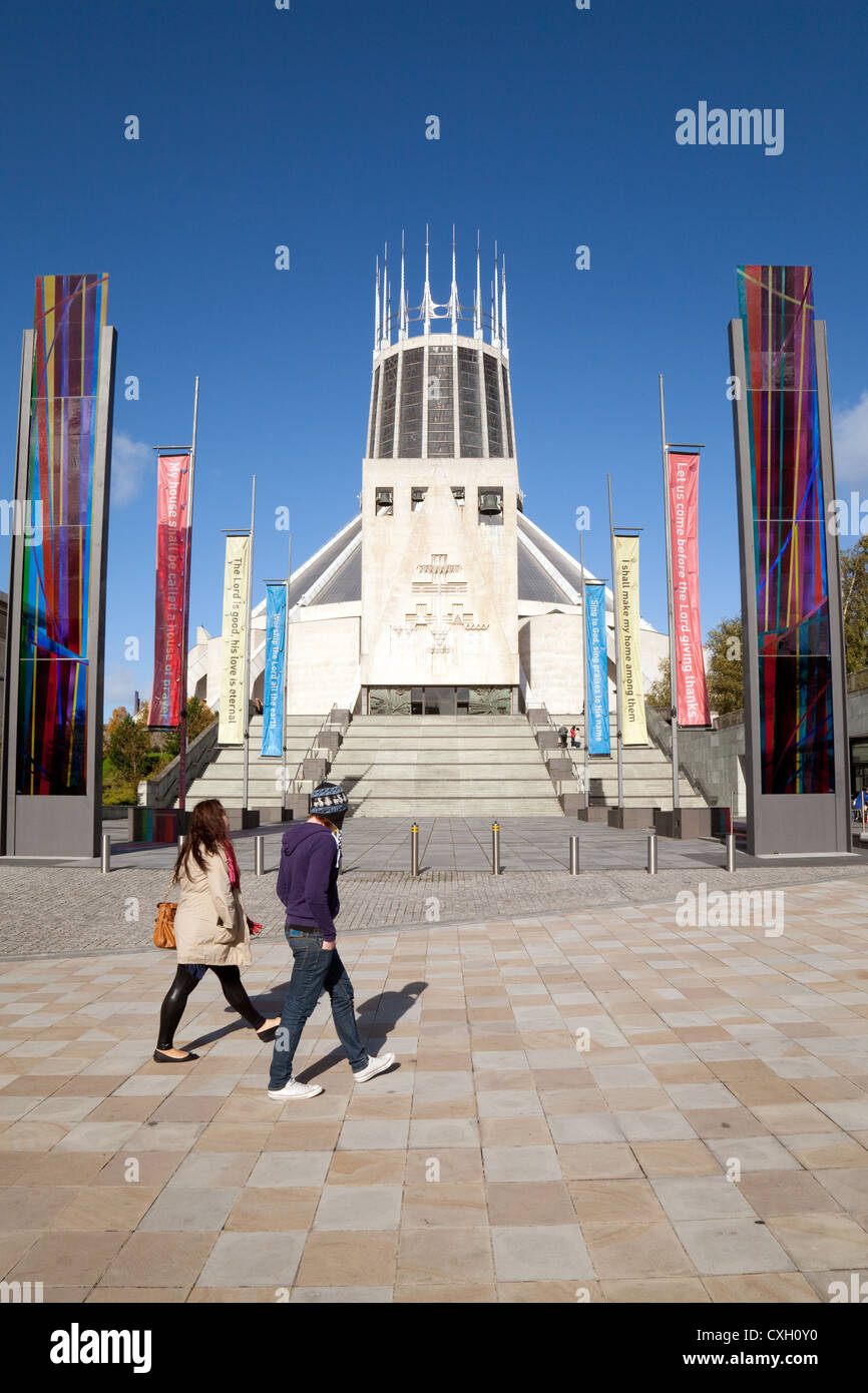 Les gens qui marchent à Liverpool Metropolitan cathédrale catholique romaine, Liverpool UK Banque D'Images