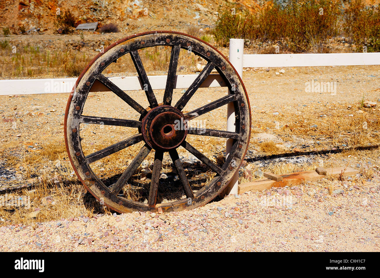 Roue pour wagon antiques sur l'affichage dans l'Ouest sauvage de la ville, depuis les jours de l'ouest sauvage de Séville, Espagne Banque D'Images