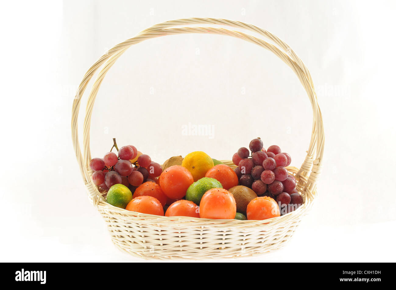 Un panier de fruits sur un fond blanc Banque D'Images