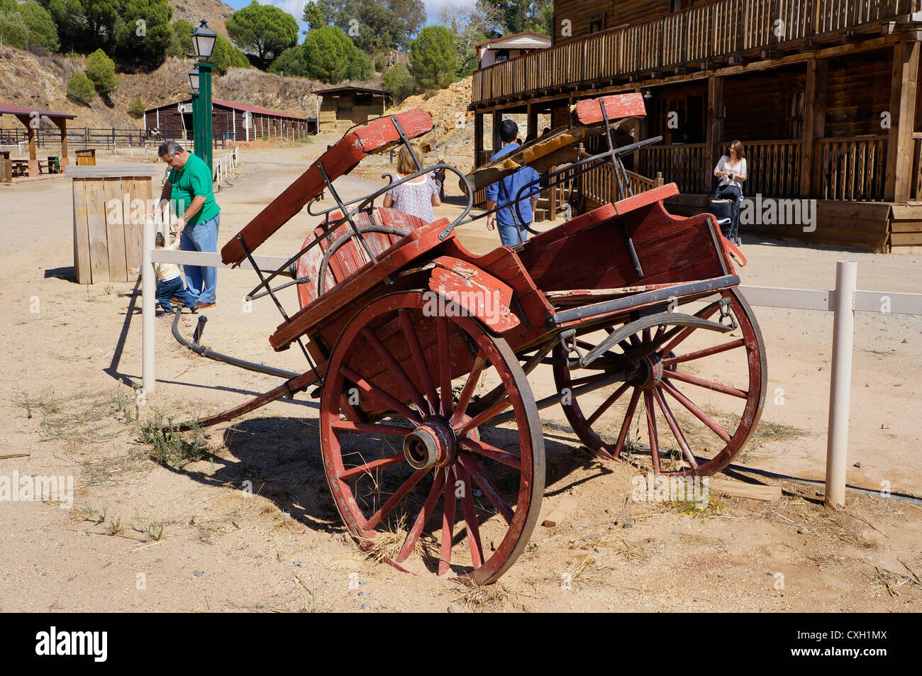 Western Saloon ville, vue d'un wagon de l'ouest et la ville de l'époque de l'ouest sauvage de Séville, Espagne Banque D'Images