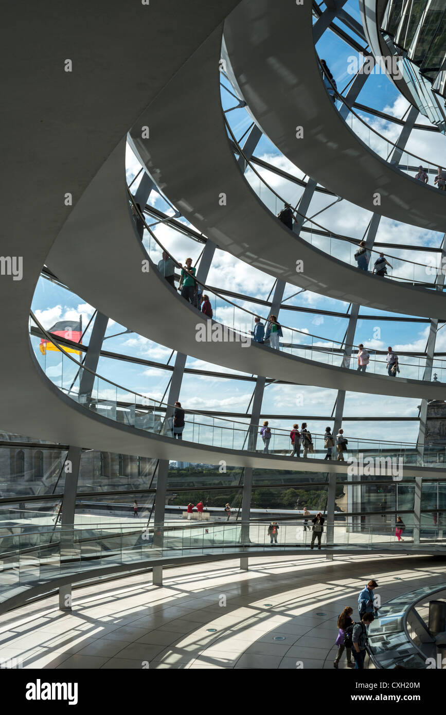 Le Reichstag, le parlement Bundestag, intérieur de la coupole de verre, architecte Sir Norman Foster, Berlin, Germany, Europe Banque D'Images