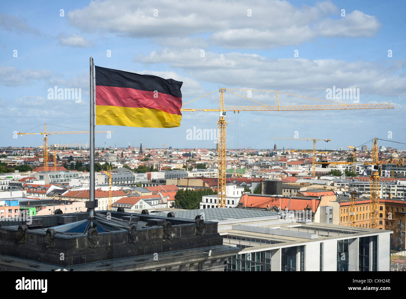 Drapeau national allemand avec vue panoramique sur Berlin depuis la terrasse du toit du bâtiment du Reichstag Banque D'Images