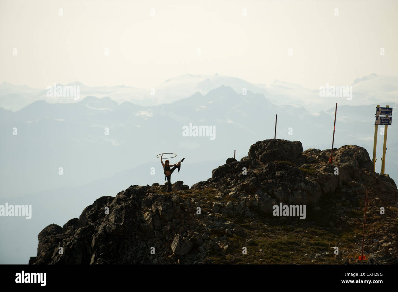 Artiste de Hula Hoop sortie au sommet du mont Whistler. Whistler, BC, Canada Banque D'Images