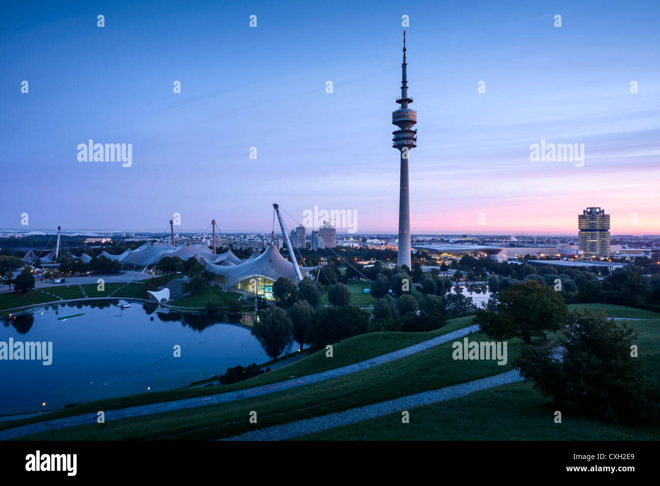 TV Tower, Tour de l'Olympia et l'Olympiahalle, dans le parc olympique, avec la BMW bâtiment en arrière-plan, Munich, Bavaria, PublicGround Banque D'Images