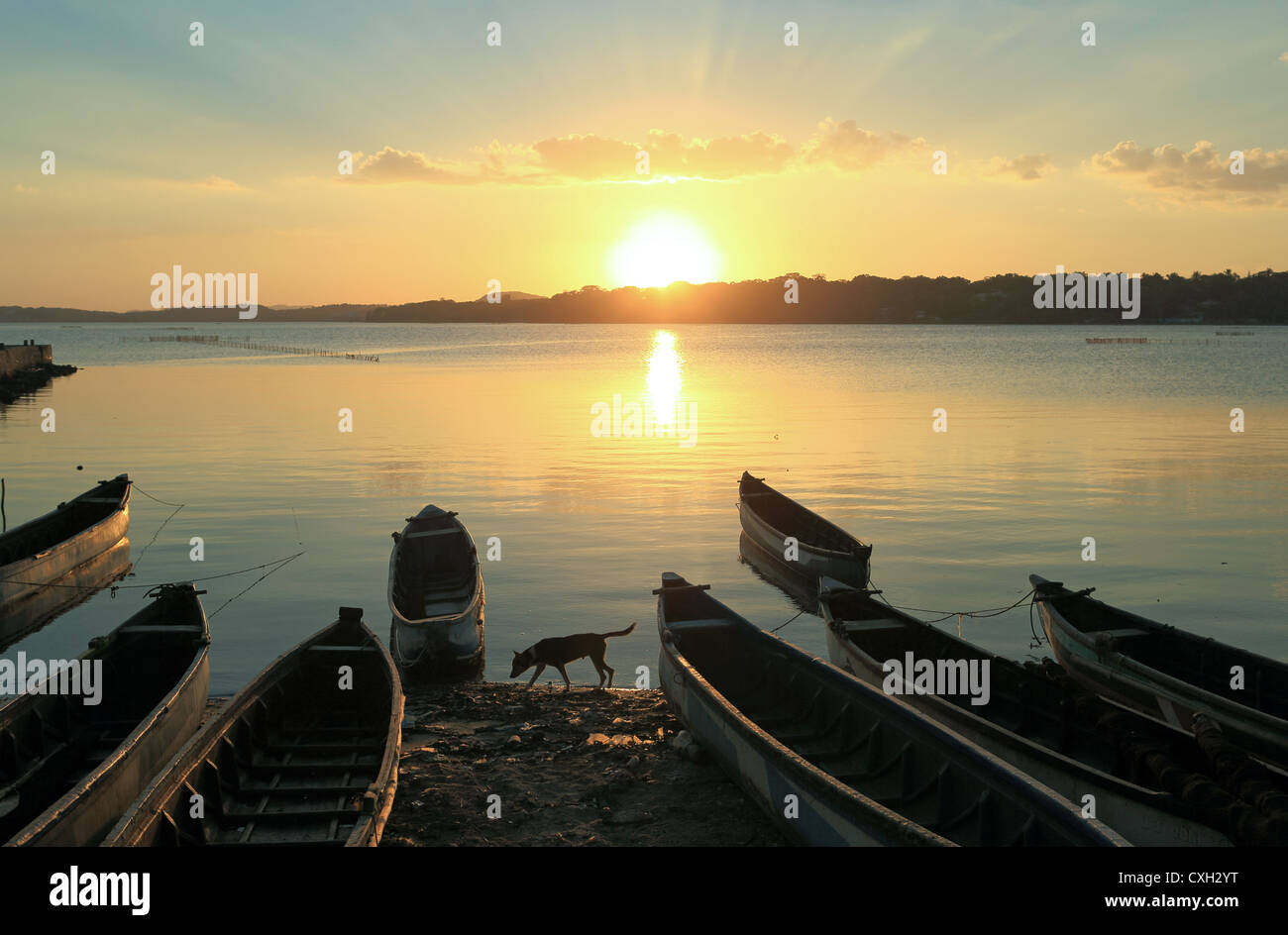 Coucher de soleil à l'arrière-port de Trincomalee, Sri Lanka. Banque D'Images