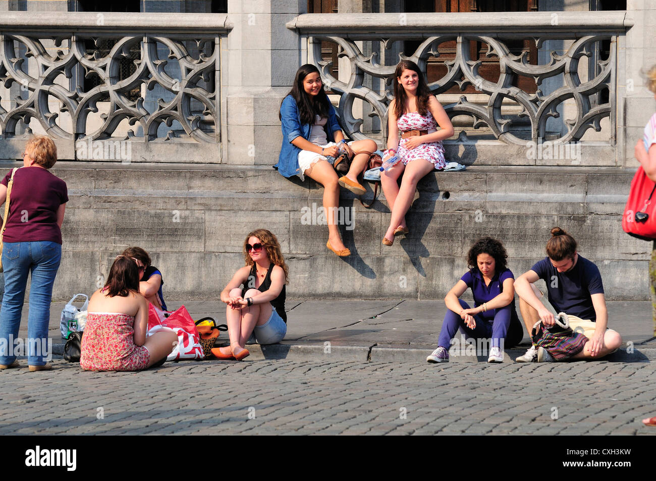 Bruxelles, Belgique. La Grand Place. Les jeunes se détendre Banque D'Images