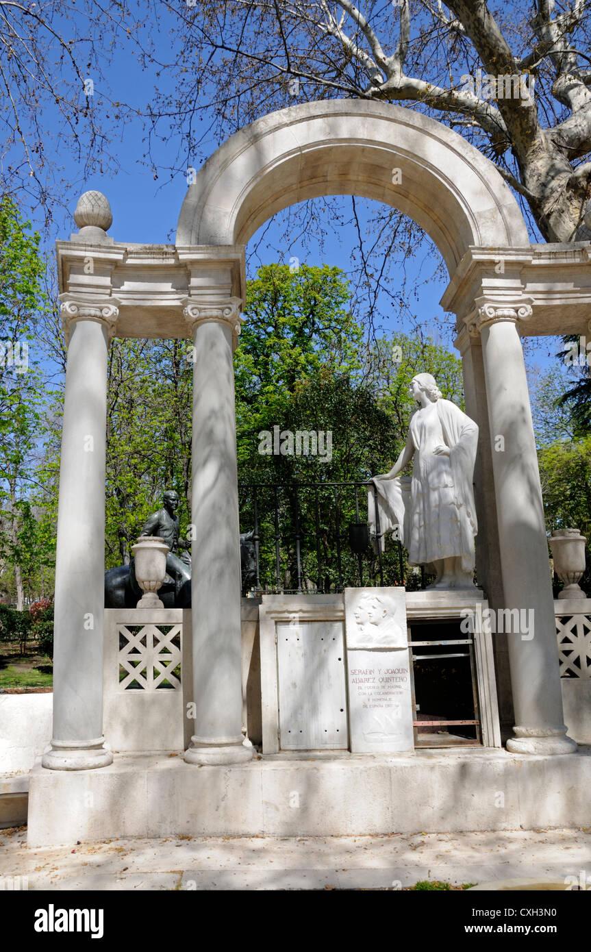 Madrid, Espagne. Parque del Buen Retiro Parc du Retiro. Monument à Lagaresma et Joaquin Alvarez Quintero dans l'Avenida de la Colombie Banque D'Images