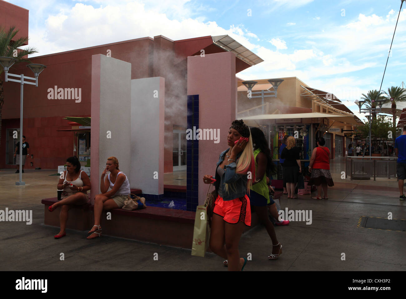 Repos de l'acheteur en vertu de l'eau pulvérisée par temps chaud au Nord de Las Vegas Premium Outlets Shopping Mall, Las Vegas, Nevada, États-Unis Banque D'Images