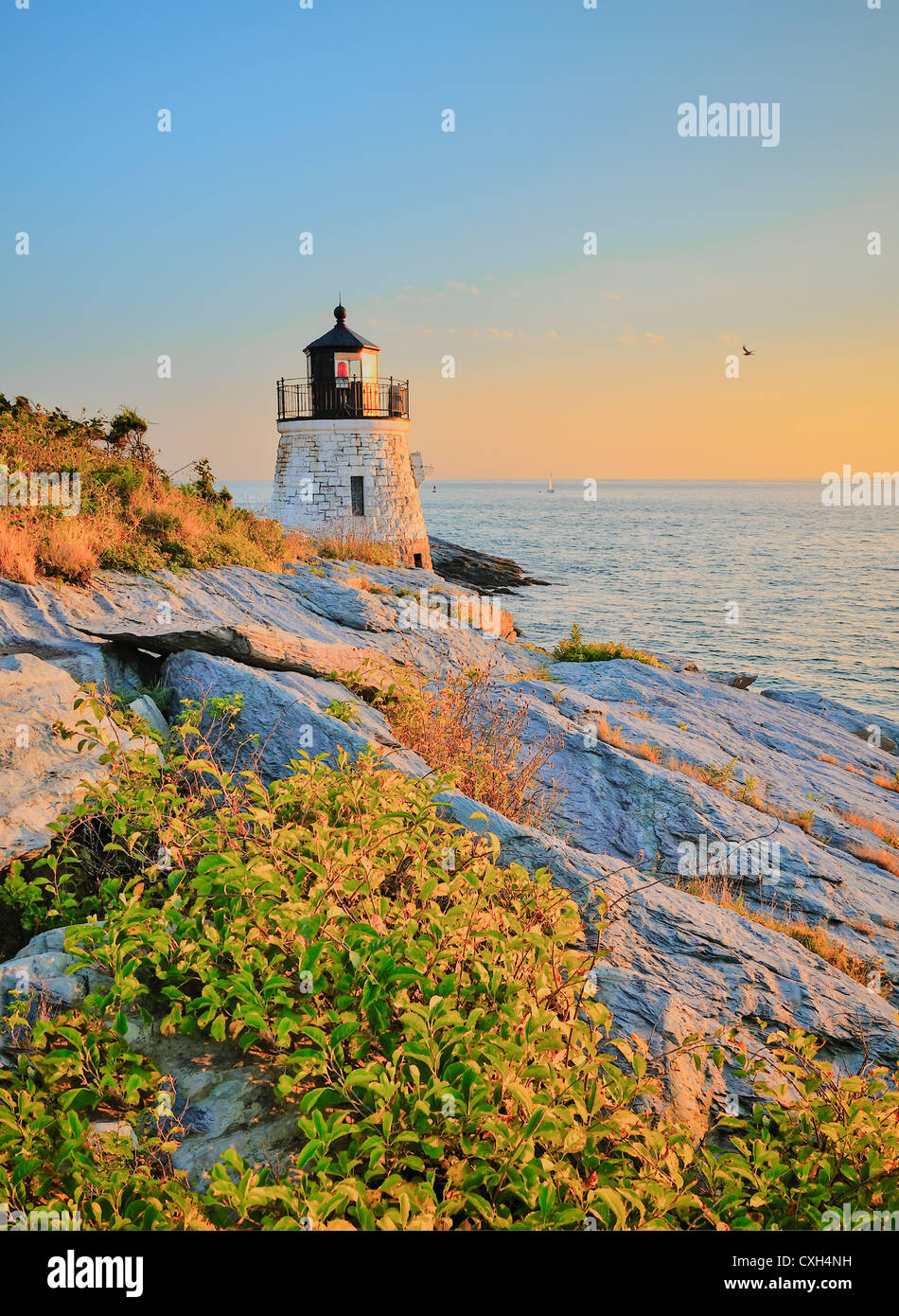 Castle Hill lighthouse light house au crépuscule coucher du soleil doré avec des falaises rocheuses de la baie de Narragansett Newport Rhode Island HDR NOUS Banque D'Images