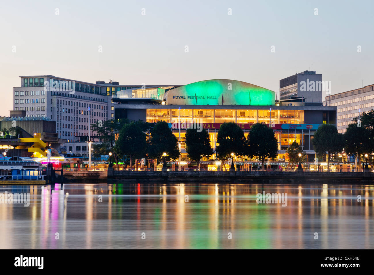 L'Angleterre, Londres, South Bank, Southwark, Southbank Centre, Tamise et Royal Festival Hall Banque D'Images
