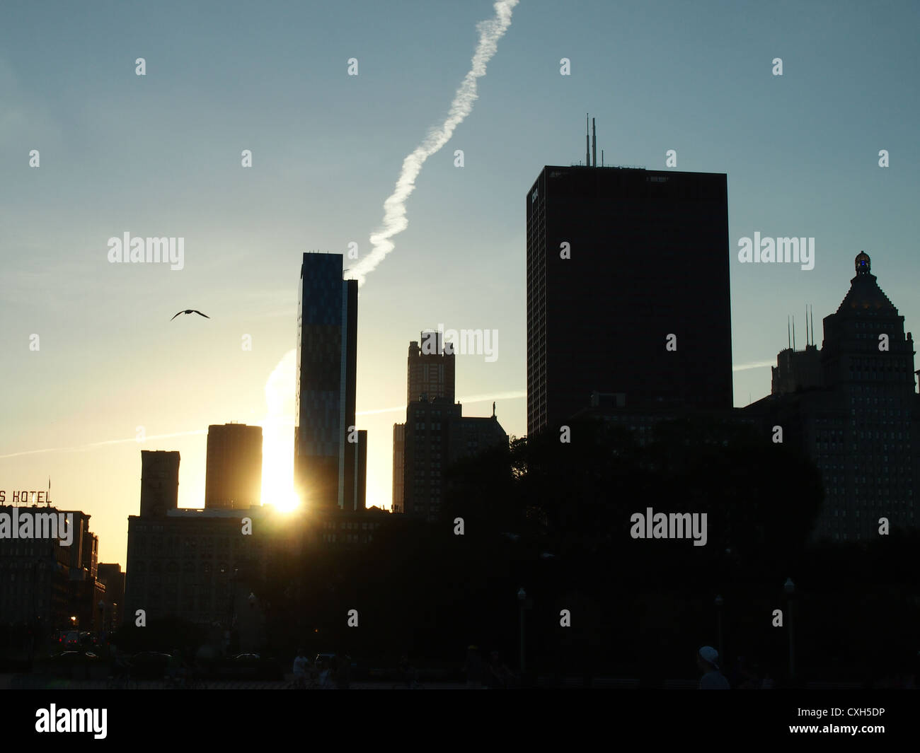 Vapor-Trail dramatique sur Chicago Skyline at Sunset Banque D'Images