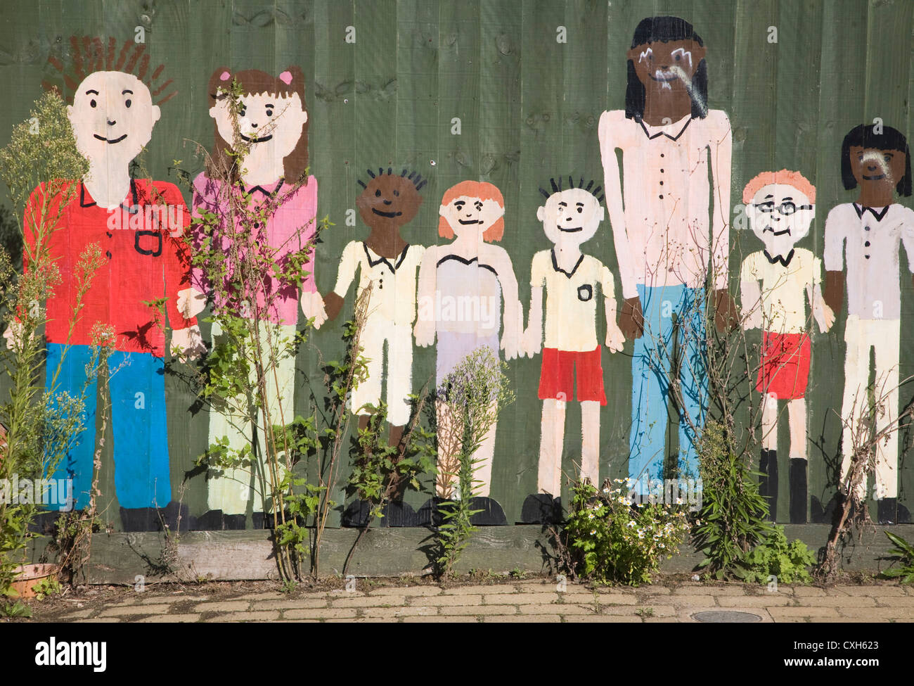 Figures peintes d'école maternelle les enfants mur de clôture Banque D'Images