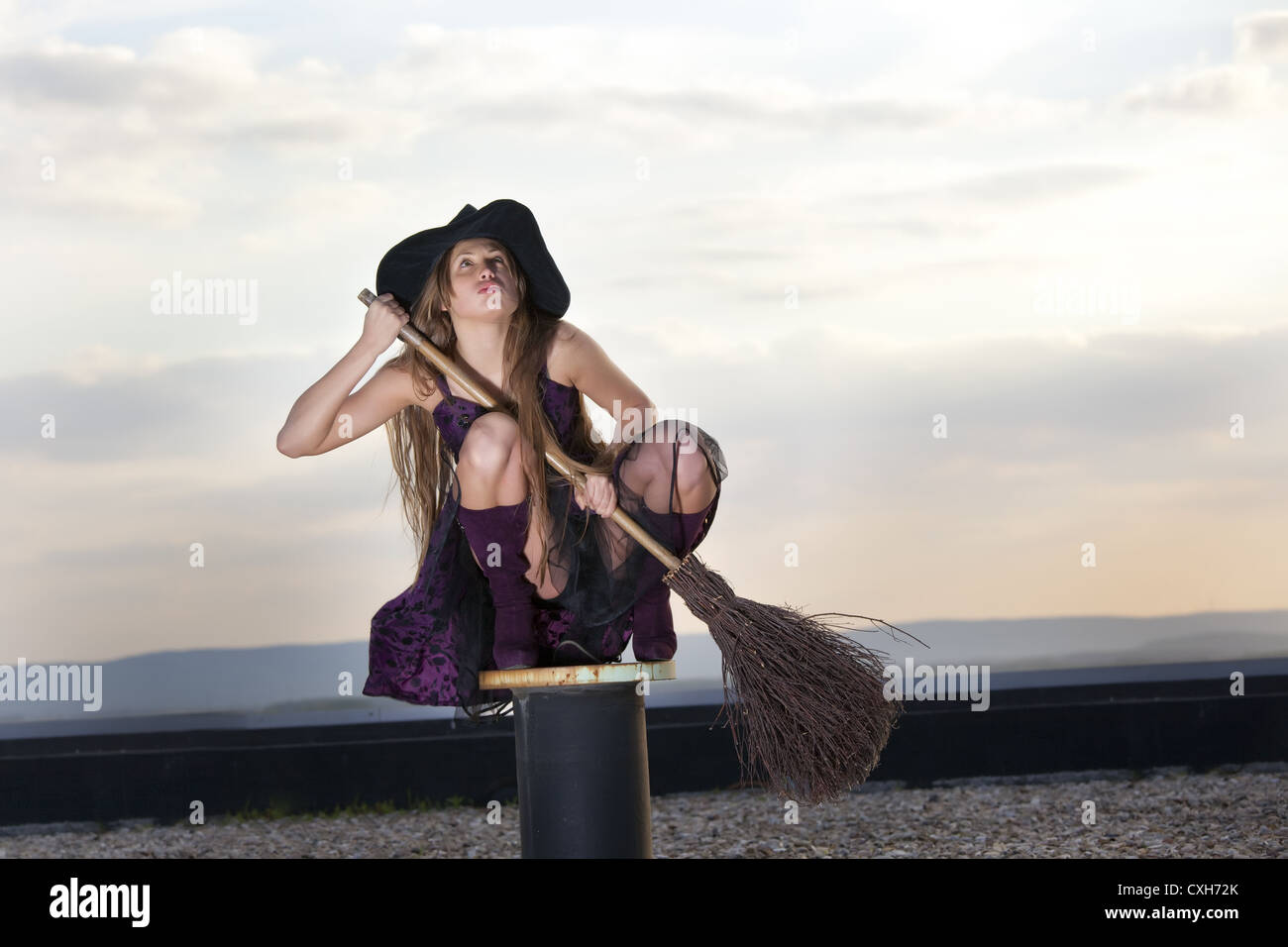 Jolie sorcière avec chapeau et broom Banque D'Images