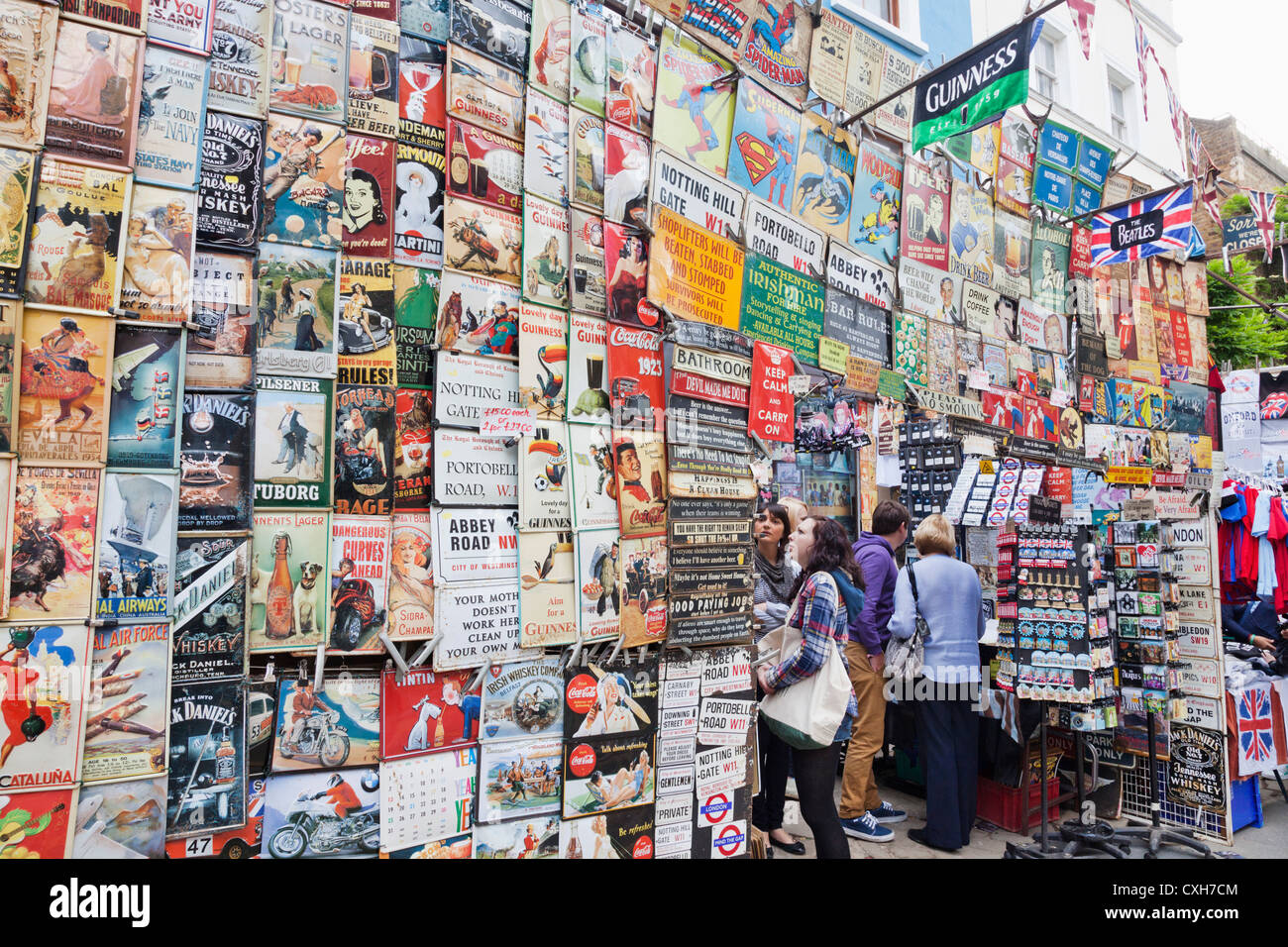 L'Angleterre, Londres, Notting Hill, Portobello Road, Antique Shop Display, la Reproduction des affiches et des panneaux publicitaires Banque D'Images