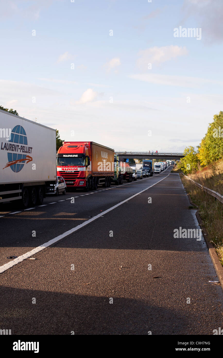 Trois voies de circulation à l'arrêt sur l'autoroute M6 au Royaume-Uni Banque D'Images
