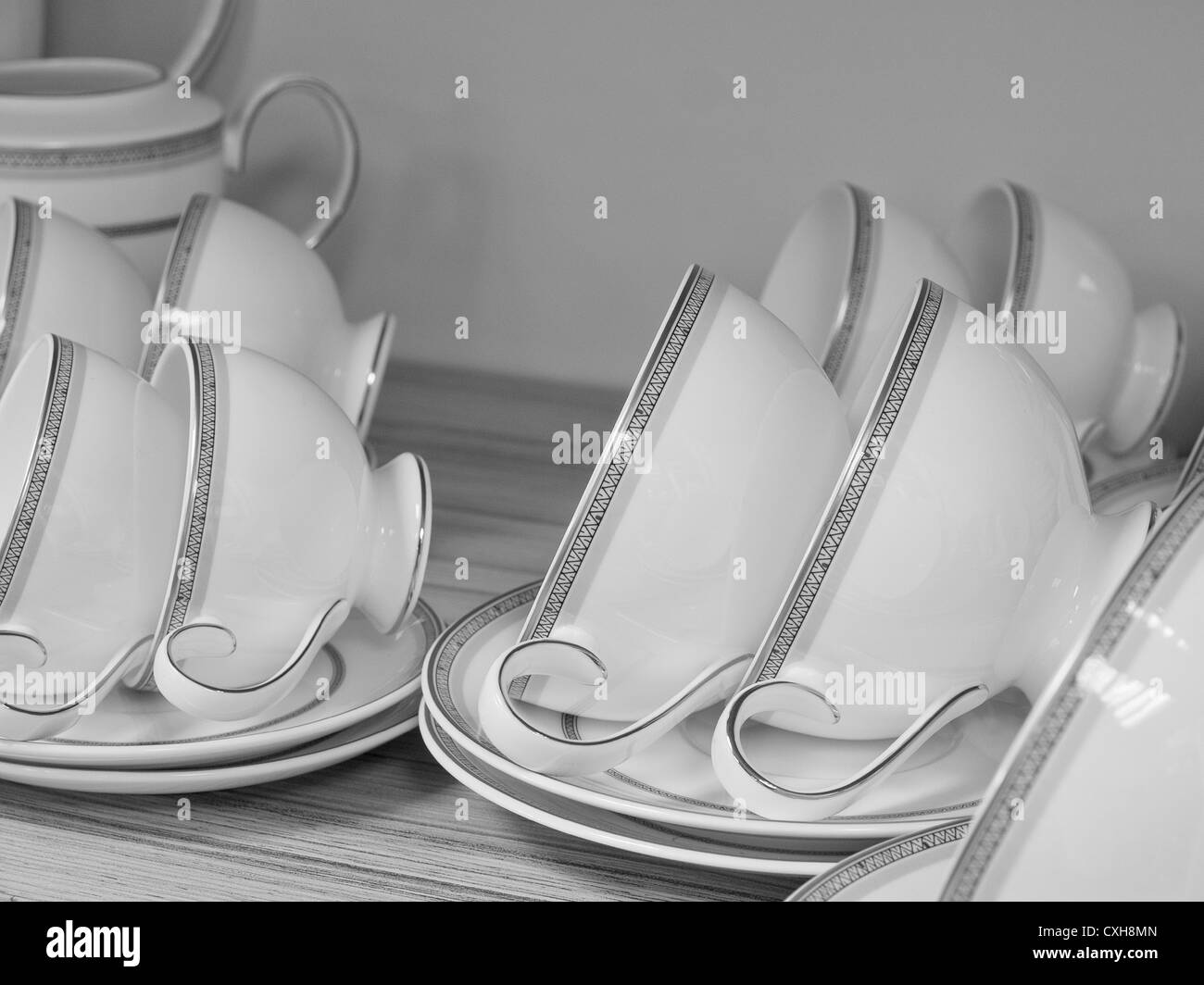 Les images en noir et blanc d'un service à thé dans un magasin Banque D'Images
