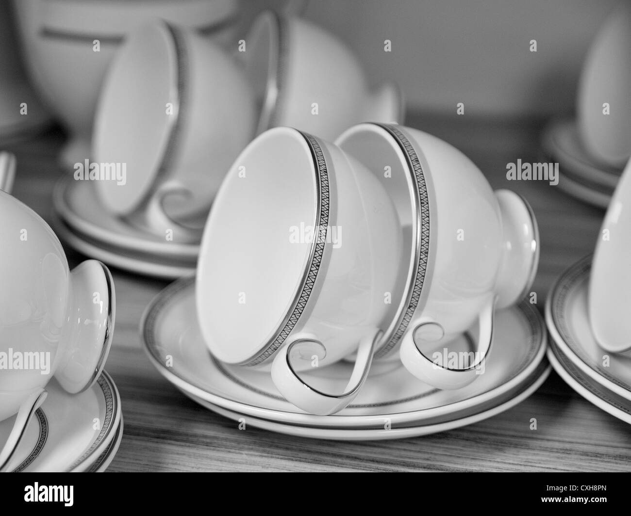 Les images en noir et blanc d'un service à thé dans un magasin Banque D'Images